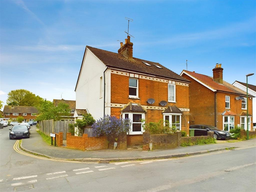 Spencers Road, Horsham RH12 3 bed semidetached house for sale £400,000