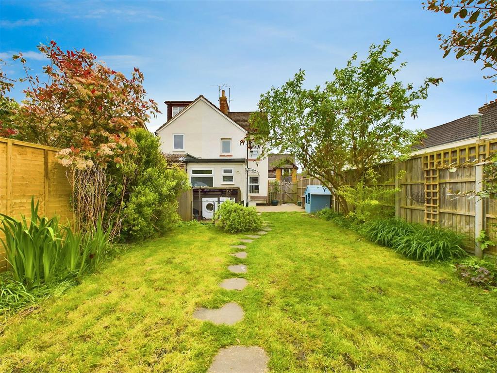 Spencers Road, Horsham RH12 3 bed semidetached house for sale £400,000