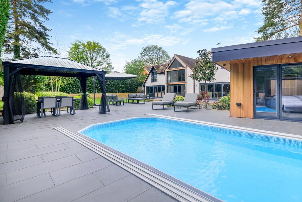 Mill Lane, Yateley, Hampshire 6 bed detached house £1,950,000