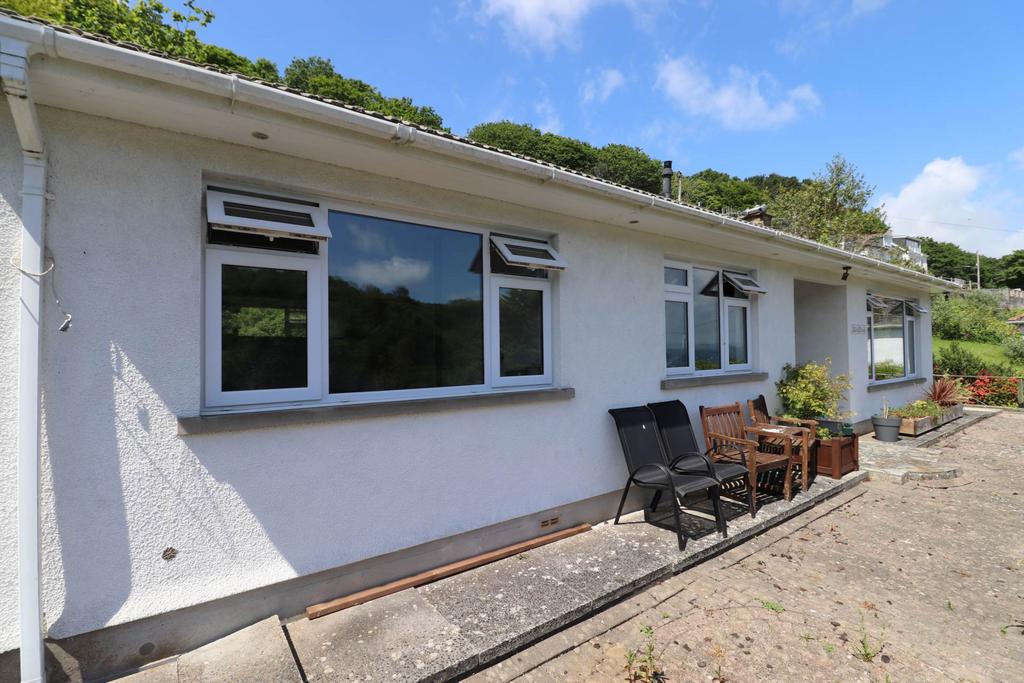 West Looe Hill, Looe PL13 4 bed detached bungalow for sale £435,000