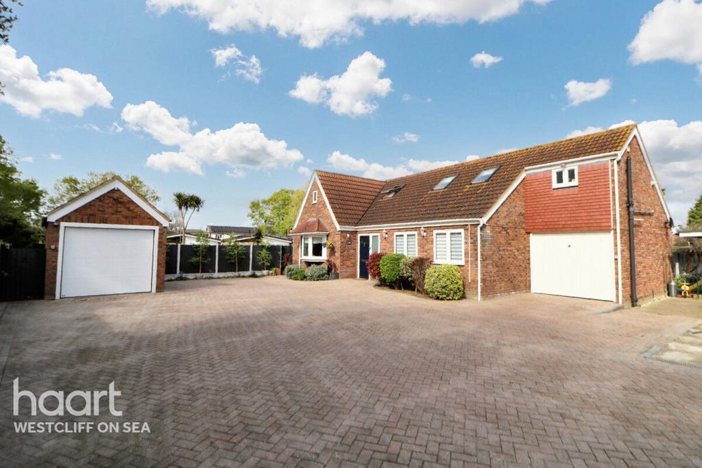 Cumberland Avenue, SouthendonSea 3 bed chalet £525,000