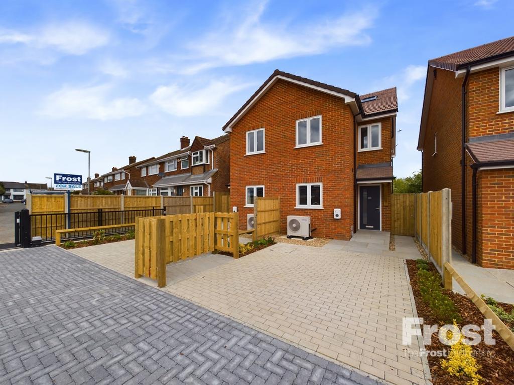 Newhaven Crescent, Ashford, Surrey, TW15 3 bed semidetached house for