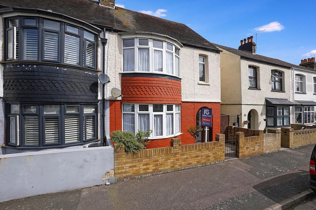 Larkfield Avenue, Gillingham, ME7 3 bed terraced house for sale £300,000