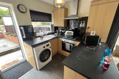 3 bedroom semi-detached house to rent, Graham Walk, Gildersome, Leeds, LS27