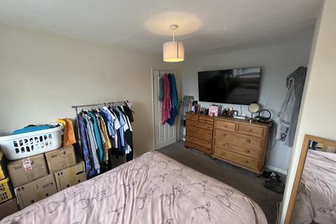 3 bedroom semi-detached house to rent, Graham Walk, Gildersome, Leeds, LS27