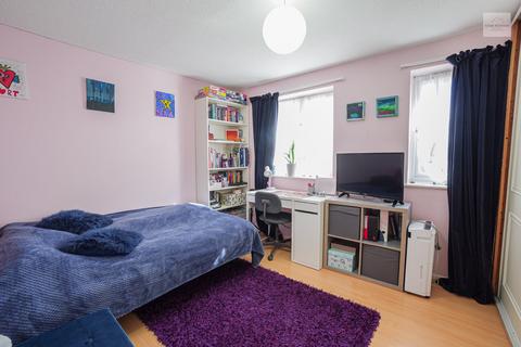 1 bedroom flat for sale, Milestone Close, London N9