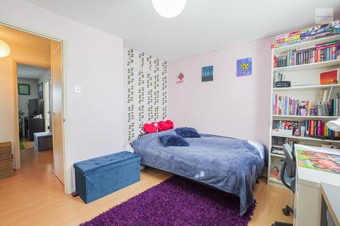 1 bedroom flat for sale, Milestone Close, London N9