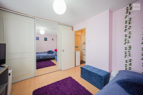 1 bedroom flat for sale, Milestone Close, London N9