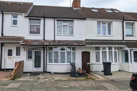 3 bedroom terraced house to rent, Thornhill Road, Luton LU4