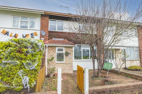 3 bedroom terraced house to rent, Humber Way, Langley SL3