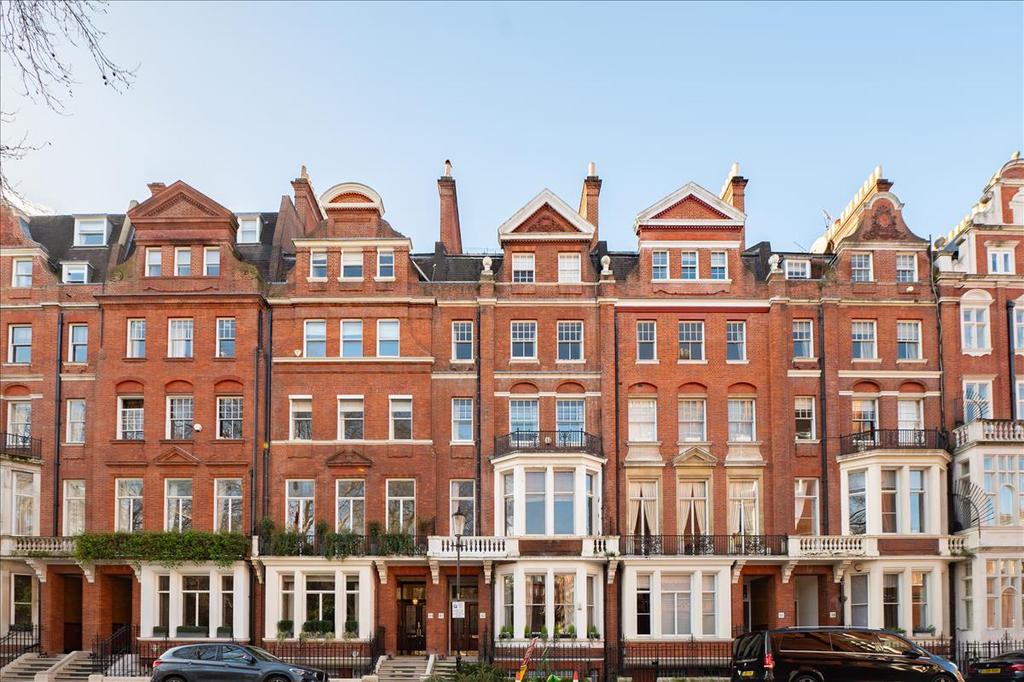 Cadogan Square, Knightsbridge, London, SW1X 3 bed flat to rent £