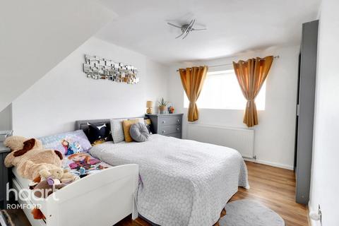 219 Cross Road, Mawneys, Romford, RM7 8HX