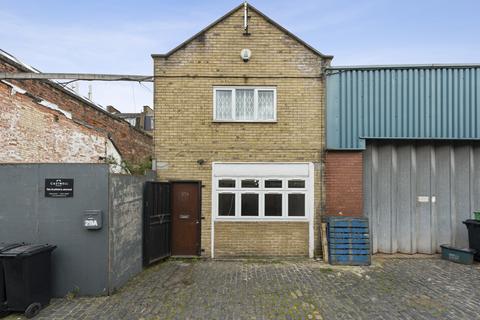 2 bedroom end of terrace house for sale, Cobble Lane, London, N1