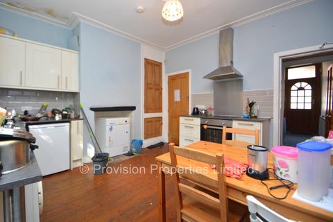 4 bedroom terraced house to rent, Village Place, Burley LS4