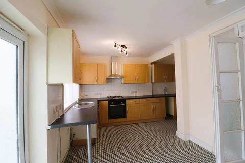 3 bedroom terraced house to rent, Dellwood Gardens, Ilford IG5