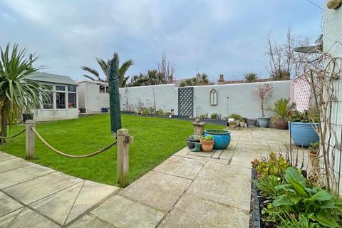 3 bedroom detached house for sale, Walthew Avenue, Holyhead, Sir Ynys Mon, LL65