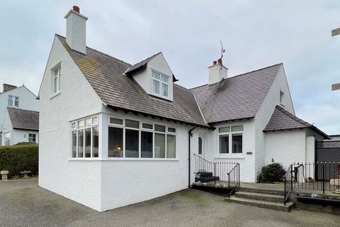 3 bedroom detached house for sale, Walthew Avenue, Holyhead, Sir Ynys Mon, LL65