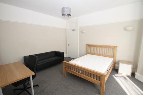 2 bedroom flat to rent, North Road East, Plymouth PL4