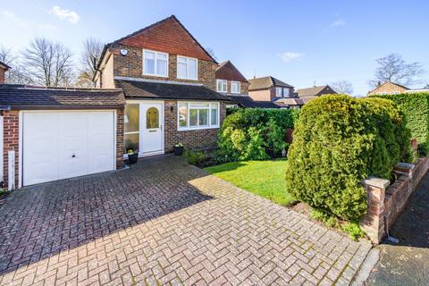 5 Lake Close, Byfleet, West Byfleet, KT14 7AE