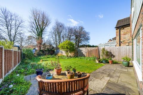 5 Lake Close, Byfleet, West Byfleet, KT14 7AE