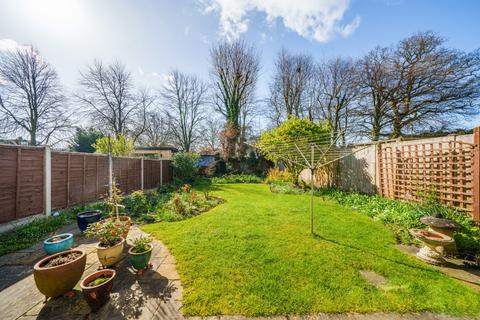 5 Lake Close, Byfleet, West Byfleet, KT14 7AE