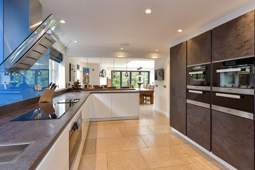 Kitchen/ Breakfast Area