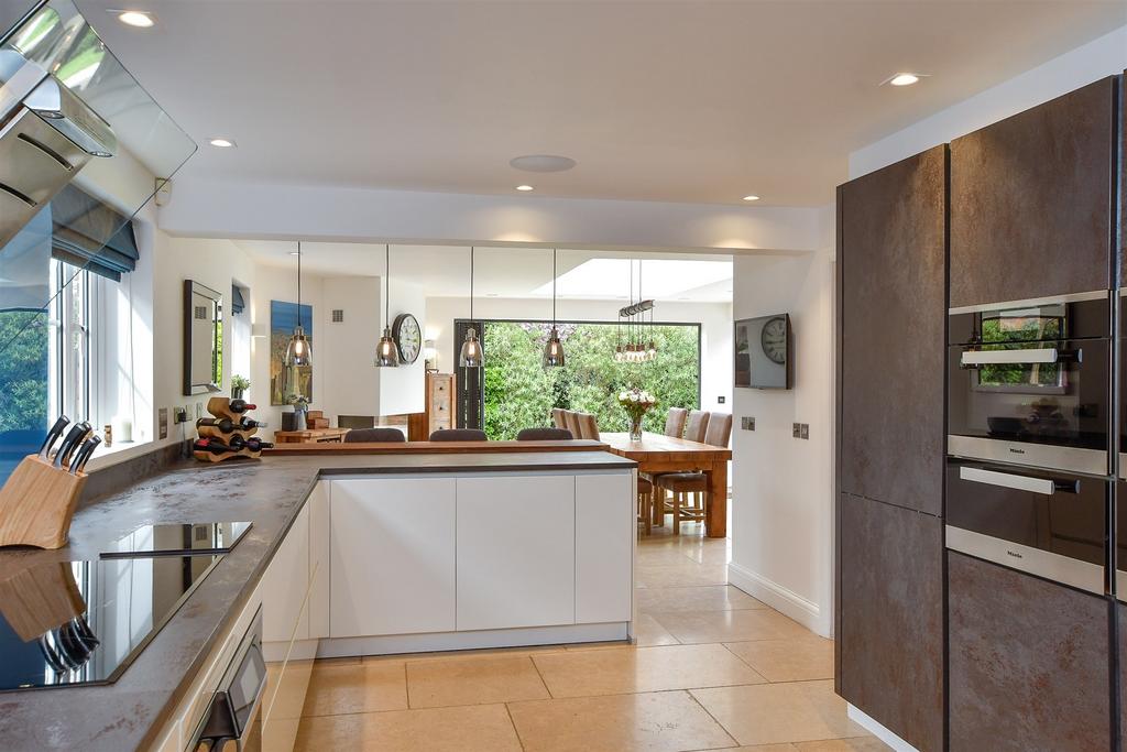 Kitchen/ Breakfast Area