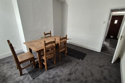 2 bedroom terraced house to rent, Wincombe Street, M14 7PJ