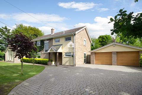 4 bedroom detached house for sale, Salmons Lane, Colchester CO7