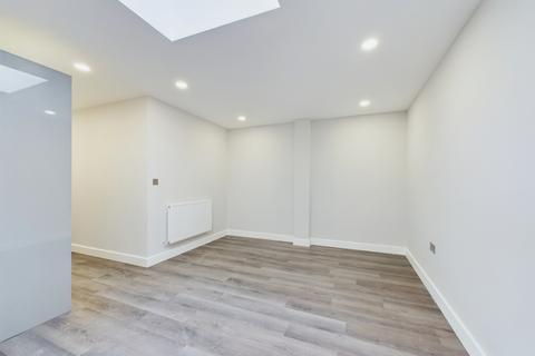1 bedroom flat for sale, Flat 6, Swilley Gardens, Oxford Road, Stokenchurch, High Wycombe, Buckinghamshire