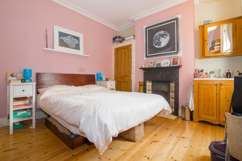 2 bedroom maisonette to rent, Kingsway, London