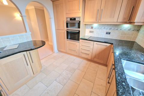 3 bedroom flat to rent, Manor Road, Bournemouth BH1