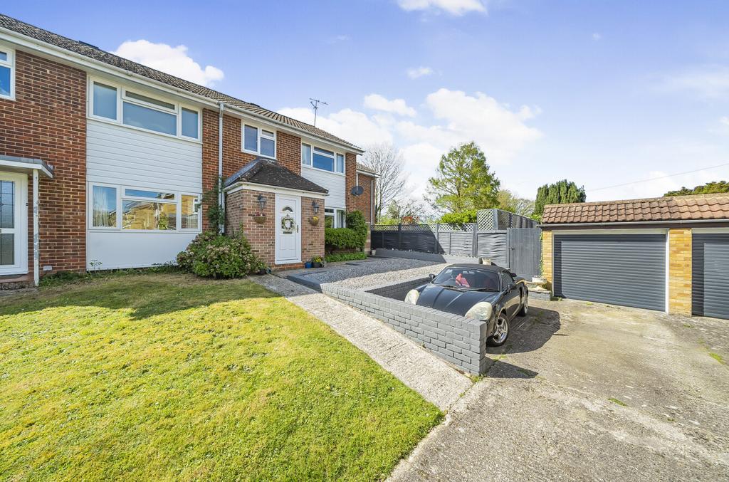 Amberley Close, Newbury RG14 4 bed semidetached house for sale £450,000