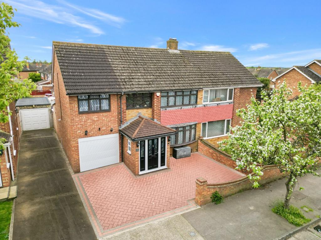 Astra Drive, Gravesend, Kent, DA12 4 bed semidetached house £525,000