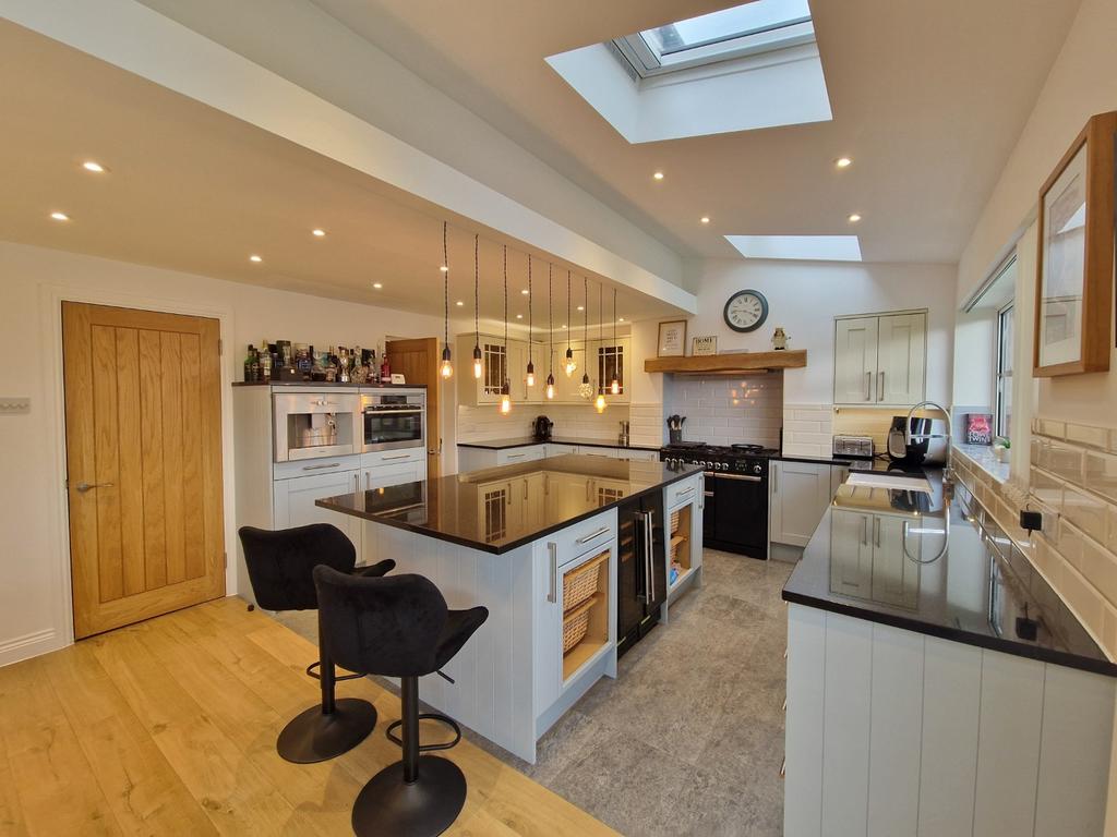 Astra Drive, Gravesend, Kent, DA12 4 bed semidetached house £525,000