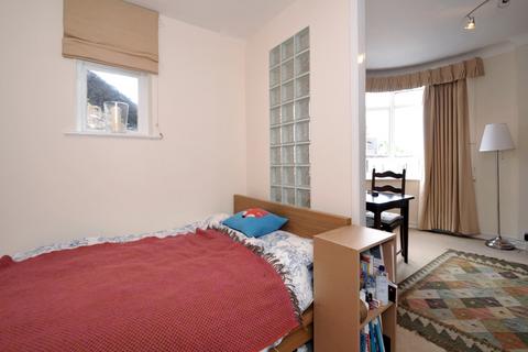 Studio to rent, Norland Square Holland Park W11