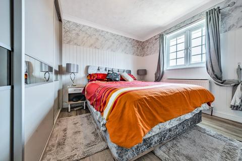 2 Baird Drive, Wood Street Village, Guildford, GU3 3EF
