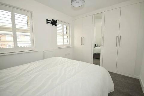 2 bedroom semi-detached house to rent, Egmont Road, SM2