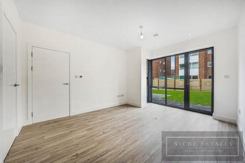 4 bedroom detached bungalow to rent, Torrington Park, North Finchley, London, N12 - SEE 3D VIRTUAL TOUR!
