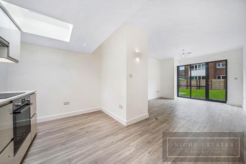 4 bedroom detached bungalow to rent, Torrington Park, North Finchley, London, N12 - SEE 3D VIRTUAL TOUR!