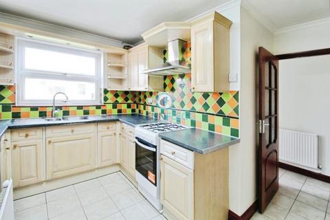 5 bedroom semi-detached house to rent, RE-AVAILABLE Norfolk Avenue, Slough