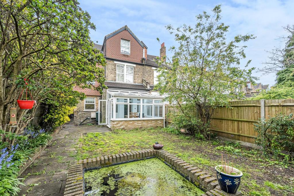 Greyhound Lane, Streatham 2 bed flat for sale £500,000