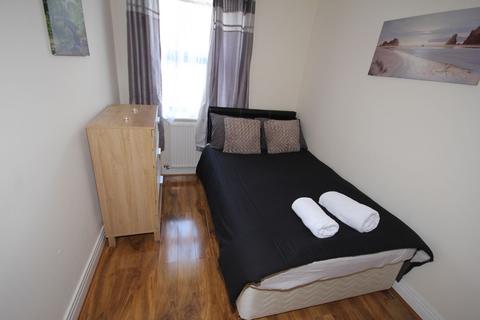 2 bedroom apartment to rent, Station Road, Garden Court, UB7