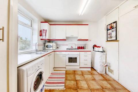 2 bedroom flat for sale, Laleham Road, Staines-upon-Thames TW18