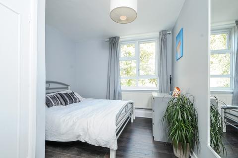 3 bedroom flat to rent, Wayford Street London SW11