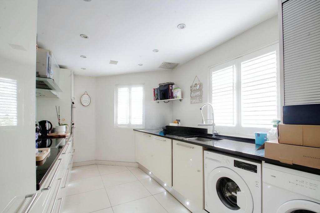 High Street, Iver SL0 2 bed flat to rent £1,500 pcm (£346 pw)