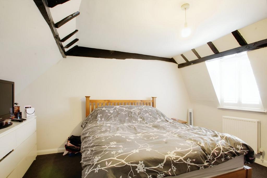 High Street, Iver SL0 2 bed flat to rent £1,500 pcm (£346 pw)