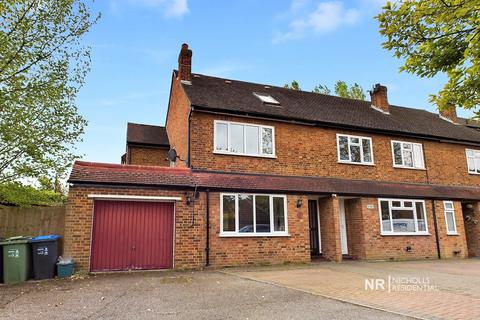 4 bedroom semi-detached house to rent, Rutland Close, Chessington, Surrey. KT9 2AW