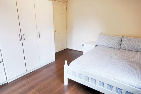 2 bedroom flat to rent, Caravel Close, London E14