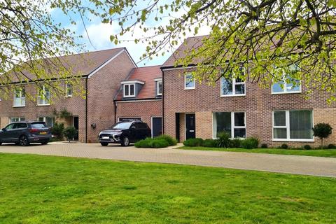 4 bedroom semi-detached house to rent, Boundary Lane Chichester PO19